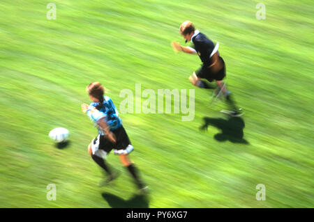 Jahrgang 1997 Jugendfußballspiel mit Mädchenspielerin und Schiedsrichter, Vereinigte Staaten Stockfoto