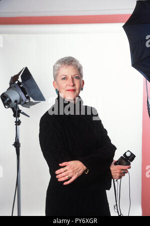 Frau professionelle Fotografin in ihrem Studio, USA 1990 Stockfoto