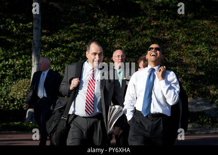 Präsident Barack Obama lacht während des Gehens mit Senior Berater David Axelrod nach einem Ereignis an der Costa Mesa Rathaus OC Fair & Event Center in Costa Mesa, Kalifornien 18.03.09 offizielle White House Photo by Pete Souza Stockfoto