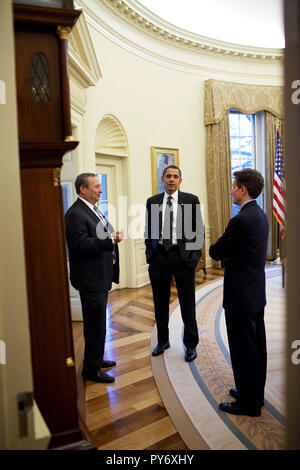 Präsident Barack Obama spricht mit NEC Regisseur Larry Summers und Finanzminister Timothy Geithner nach einem Treffen im Oval Office 23.03.09.   Offiziellen White House Photo by Pete Souza Stockfoto