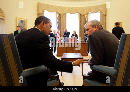 Präsident Barack Obama trifft sich mit NATO-Generalsekretär Jaap de Hoop Scheffer im Oval Office 25.03.09.  Offiziellen White House Photo by Pete Souza Stockfoto