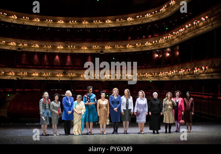 First Lady Michelle Obama posiert mit g-20 Gipfel Ehegatten am Royal Opera House in London, 2. April 2009. Offiziellen White House Foto von Lawrence Jackson Stockfoto