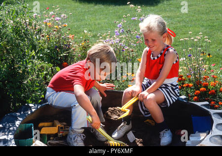 Fünf Jahre alten Jungen und Mädchen spielen im Hinterhof, USA Stockfoto