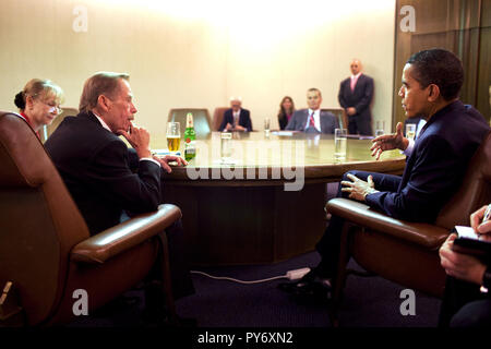 Präsident Barack Obama sieht man bei einem bilateralen Treffen 5. April 2009, mit ehemaligen tschechischen Präsidenten Vaclav Havel während des Gipfels der Europäischen Union (EU) im Prager Kongresszentrum in Prag, Tschechien. Offiziellen White House Photo by Pete Souza Stockfoto