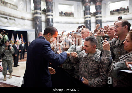Präsident Barack Obama erhält eine Faust-Beule von US-Soldaten, wie er Hunderte von US-Truppen während seines Besuchs grüßt Dienstag, 7. April 2009, Camp Victory, Irak.   Offiziellen White House Photo by Pete Souza Stockfoto