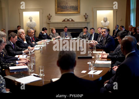 Präsident Barack Obama trifft sich mit Mitgliedern seines Kabinetts in der Cabinet Room im Weißen Haus 20. April 2009. Offiziellen White House Photo by Pete Souza Stockfoto