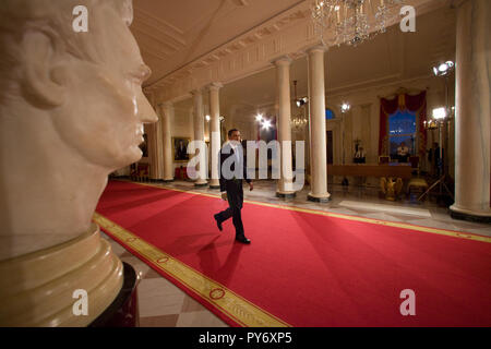 Präsident Barack Obama geht im Flur gegenüber der East Room vor einer Prime-Time-Pressekonferenz, Mittwoch, 29. April 2009 Kreuz.   Offiziellen White House Foto von Chuck Kennedy Stockfoto