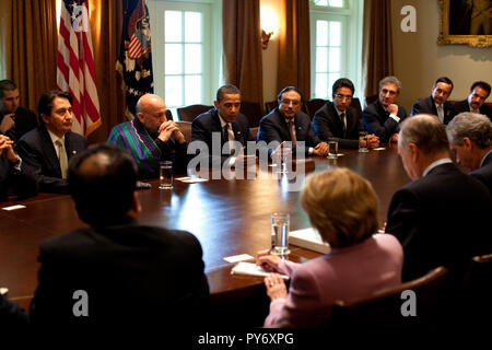 Präsident Barack Obama (Mitte) mit afghanischen Präsidenten Karzai und Pakistans Präsident Zardari bei einem US-Afghanistan-PakistanTrilateral-treffen in Cabinet Room 6. Mai 2009. Offiziellen White House Photo by Pete Souza Stockfoto