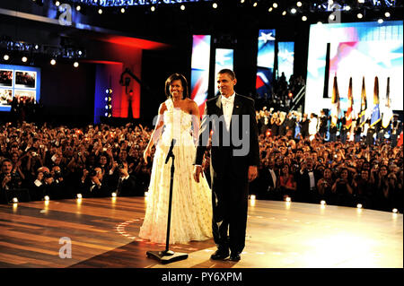 Die Menge jubelt, wie Präsident Barack Obama und First Lady Michelle Obama in der Nachbarschaft-Ball in der Innenstadt von Washington, D.C., 20. Januar 2009 ankommen. Stockfoto