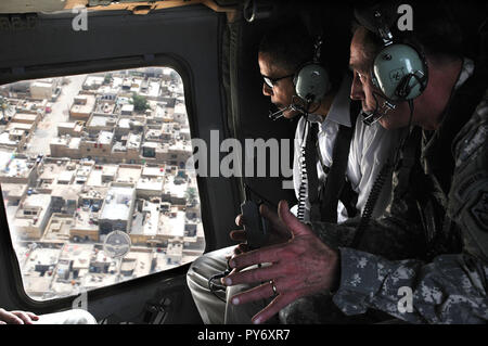 Us-Armee General David H. Petraeus, rechts, Kommandeur der multinationalen Kraft, Irak, bespricht Verbesserungen der Sicherheit mit Senator Barack Obama, links, bei einem Rundflug von Bagdad, Irak, 21. Juli 2008. DoD Foto von SSG Lorie Jewell Stockfoto