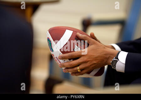 Präsident Barack Obama hält einen Fußball in ein Oval Office-Briefing für eine bevorstehende Gesundheitswesen treffen 11. Mai 2009. Offiziellen White House Photo by Pete Souza.  Dieses offizielle weiße Haus Foto ist für die Veröffentlichung von Nachrichten-Organisationen und/oder für den persönlichen Gebrauch Druck durch das Subjekt (s) des Fotos zur Verfügung. Das Foto kann nicht manipuliert oder in Materialien, Werbung, Produkte oder Aktionen, die in irgendeiner Weise, Zustimmung oder Billigung des Präsidenten, die erste Familie oder das Weiße Haus vorschlagen verwendet werden. Stockfoto