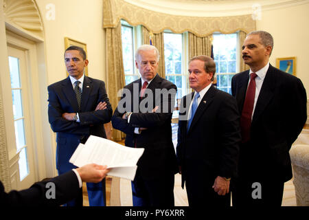 Präsident Barack Obama, Vize-Präsident Joe Biden, Tom Nee, Präsident der nationalen Vereinigung der Polizei Organisationen, und Justizminister Eric Holder, im Oval Office vor dem sprechen in der Rose Garden des weißen Hauses auf einer Veranstaltung zu Ehren der nationalen Vereinigung Polizeiorganisation Top Cops 12. Mai 2009.  Offiziellen White House Photo by Pete Souza.  Dieses offizielle weiße Haus Foto ist für die Veröffentlichung von Nachrichten-Organisationen und/oder für den persönlichen Gebrauch Druck durch das Subjekt (s) des Fotos zur Verfügung. Das Foto kann nicht manipuliert oder verwendeten Materialien, adve Stockfoto