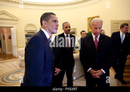 Präsident Barack Obama, Tom Nee, Präsident der nationalen Vereinigung der Polizei Organisationen verdeckt () Justizminister Eric Holder und Vize-Präsident Joe Biden im Oval Office vor dem sprechen in der Rose Garden des weißen Hauses auf einer Veranstaltung zu Ehren der nationalen Vereinigung Polizeiorganisation Top Cops 12. Mai 2009.  Offiziellen White House Photo by Pete Souza.  Dieses offizielle weiße Haus Foto ist für die Veröffentlichung von Nachrichten-Organisationen und/oder für den persönlichen Gebrauch Druck durch das Subjekt (s) des Fotos zur Verfügung. Das Foto kann nicht manipuliert oder in Mater verwendet werden Stockfoto