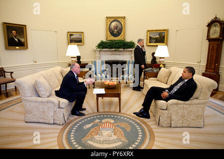 Präsident Barack Obama spricht mit John Brennan, Assistent des Präsidenten für Homeland Security, während ein Mitarbeiter der National Security Council einen Anruf zu einem fremden Führer im ovalen Büro 7. Mai 2009 stellt.  Offiziellen White House Photo by Pete Souza. Dieses offizielle weiße Haus Foto ist für die Veröffentlichung von Nachrichten-Organisationen und/oder für den persönlichen Gebrauch Druck durch das Subjekt (s) des Fotos zur Verfügung. Das Foto darf nicht in irgendeiner Weise manipuliert oder in Materialien, Werbung, Produkte oder Aktionen, die in irgendeiner Weise, Zustimmung oder Billigung des Präsidenten vorschlagen verwendet werden, Stockfoto