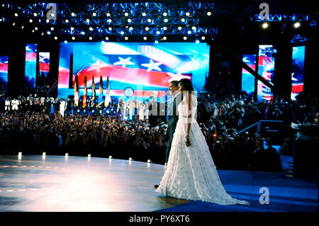 Die Menge jubelt, wie Präsident Barack Obama und First Lady Michelle Obama in der Nachbarschaft-Ball in der Innenstadt von Washington, D.C., 20. Januar 2009 ankommen. DoD-Fotos von techn. Sgt Suzanne Day, US Air Force Stockfoto