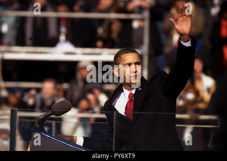 Der 44. Präsident der Vereinigten Staaten Barack Obama Wellen auf das Publikum am Ende seiner Antrittsrede, Washington, D.C., 20. Januar 2009 Stockfoto