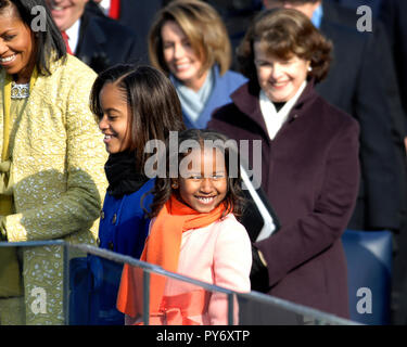 Präsident Barack Obama Töchter Malia und Sasha sind alle lächelt das Kapitol in Washington, D.C., 20. Januar 2009. DoD-Foto von Master Sgt. Cecilio Ricardo, US Air Force Stockfoto
