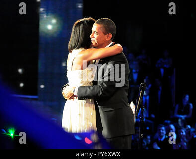 Präsident Barack Obama und der First Lady Michelle Obama Tanz in der Nachbarschaft Kugel in die Innenstadt von Washington, D.C., Jan. 20, 2009. DoD Foto von Mass Communication Specialist 1. Klasse Daniel J. Calderon, U.S. Navy Stockfoto