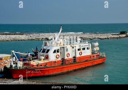 Yacht mit Besatzung, das für Abflug am Hafen auf Palk Strait Halbinsel Jaffna Sri Lanka Stockfoto