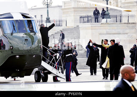 Präsident Barack Obama und First Lady Michelle Obama Welle Abschied von ehemaligen Präsidenten Bush und Laura Bush als sie Marinekorps Hubschrauber (HMX-1) für den Wechsel an der Ostfassade U.S. Capitol in Washington, D.C., 20. Januar 2009 an Bord. DoD-Foto von Chief Elektronik Techniker James Clark, US-Navy Stockfoto