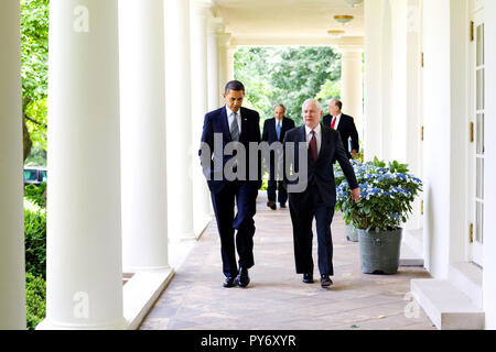 Präsident Barack Obama und US-Verteidigungsminister Robert Gates Fuß aus dem Oval Office, der alten Familie Speisesaal für ein Arbeitsessen mit Israels Ministerpräsident Benjamin Netanyahu, 18. Mai 2009. (Offizielle White House Photo by Pete Souza)  Dieses offizielle weiße Haus Foto ist für die Veröffentlichung von Nachrichten-Organisationen und/oder für den persönlichen Gebrauch Druck durch das Subjekt (s) des Fotos zur Verfügung. Das Foto kann nicht in irgendeiner Weise manipuliert oder verwendeten Materialien, Werbung, Produkte oder Aktionen, die in irgendeiner Weise, Zustimmung oder Billigung des Präsidenten, dem ersten F vorschlagen Stockfoto