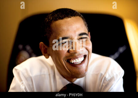 Präsident Barack Obama auf der Air Force One auf dem Weg zu geben die Abschlussfeier an der Arizona State University, 13. Mai 2009. (Offizielle White House Photo by Pete Souza)  Dieses offizielle weiße Haus Foto ist für die Veröffentlichung von Nachrichten-Organisationen und/oder für den persönlichen Gebrauch Druck durch das Subjekt (s) des Fotos zur Verfügung. Das Foto darf nicht in irgendeiner Weise manipuliert oder in Materialien, Werbung, Produkte oder Aktionen, die in irgendeiner Weise, Zustimmung oder Billigung des Präsidenten, die erste Familie oder das Weiße Haus vorschlagen verwendet. Stockfoto