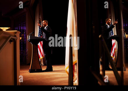 Us-Präsident Barack Obama ist in einem Spiegel, als er an einem Geldbeschaffer in Los Angeles spricht, 27. Mai 2009. (Offizielle Weiße Haus Foto von Pete Souza) Diese offiziellen Weißen Haus Foto wird für die Veröffentlichung von Nachrichten Organisationen und/oder für den persönlichen Gebrauch drucken durch das Subjekt (s) des Fotos zur Verfügung gestellt. Das Foto darf nicht in irgendeiner Weise manipuliert oder in Materialien, Anzeigen, Produkte verwendet werden oder Aktionen, die in irgendeiner Weise Zustimmung oder Billigung des Präsidenten, des Ersten Familie, oder das Weiße Haus vorschlagen. Stockfoto