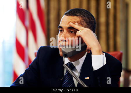 Präsident Barack Obama ruft aus dem Oval Office, 29. Mai 2009.   (Offizielle White House Photo by Pete Souza)  Dieses offizielle weiße Haus Foto ist für die Veröffentlichung von Nachrichten-Organisationen und/oder für den persönlichen Gebrauch Druck durch das Subjekt (s) des Fotos zur Verfügung. Das Foto darf nicht in irgendeiner Weise manipuliert oder in Materialien, Werbung, Produkte oder Aktionen, die in irgendeiner Weise, Zustimmung oder Billigung des Präsidenten, die erste Familie oder das Weiße Haus vorschlagen verwendet. Stockfoto