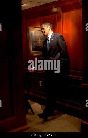 Präsident Barack Obama plaudert mit Journalsits in einem Speisesaal befindet sich in der in das Weiße Haus Navy Chaos, 21. Mai 2009.  (Offizielle White House Foto von Pete Souza)  Dieses offizielle weiße Haus Foto ist für die Veröffentlichung von Nachrichten-Organisationen und/oder für den persönlichen Gebrauch Druck durch das Subjekt (s) des Fotos zur Verfügung. Das Foto darf nicht in irgendeiner Weise manipuliert oder in Materialien, Werbung, Produkte oder Aktionen, die in irgendeiner Weise, Zustimmung oder Billigung des Präsidenten, die erste Familie oder das Weiße Haus vorschlagen verwendet. Stockfoto