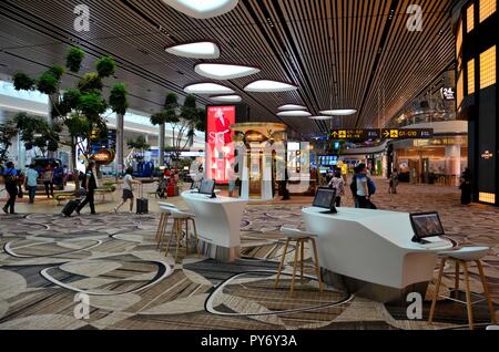 Reisende innerhalb der Einwanderung, in der Nähe von Gates am Changi T4 Singapur Stockfoto