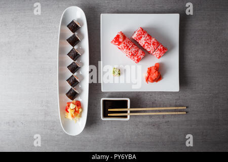 Maki Sushi und Philadelphia serviert in der Platte auf grau Tabelle Ansicht von oben Stockfoto
