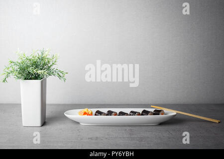 Maki Sushi serviert in langen Platte auf graue Tabelle mit Platz kopieren Stockfoto