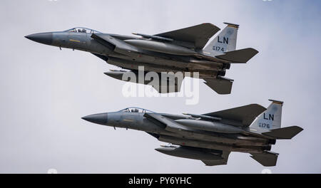 F-15C Eagle Paar an der United States Air Force 70th Jahrestag Flypast im Royal International Air Tattoo, Fairford, England am 14/07/17. Stockfoto