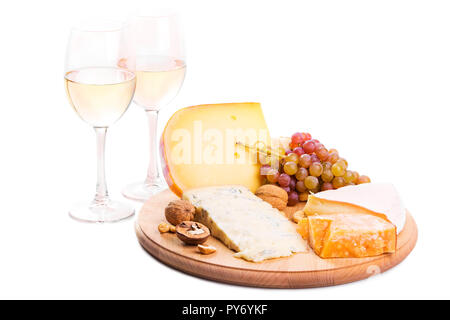 Käsebrett mit Trauben und Wein auf weißem Hintergrund. Vielzahl von weichen und harten Käse Stockfoto