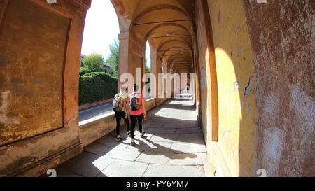 Bologna, Italien, 29. September 2018: Besuch in San Luca Heiligtum Torbogen, der längste Veranda im weltweit führenden nach Bologna City Downtown, Nord Italien. Stockfoto