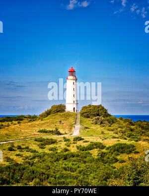 Klassische Ansicht der berühmte Leuchtturm Dornbusch auf der schönen Insel Hiddensee im Sommer, Ostsee, Mecklenburg-Vorpommern, Deutschland Stockfoto