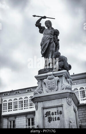 La Coruña, La Coruña Provinz Galizien, Spanien. Praza de Maria Pita, oder Maria Pita Platz. Statue des galicischen Heldin Maria Pita, die, im Jahre 1589, half r Stockfoto