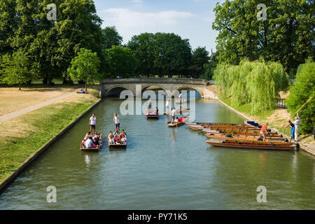 Leute genießen Punt Bootsfahrten entlang einer Strecke des Flusses Cam an einem sonnigen Nachmittag, Cambridge, Großbritannien Stockfoto