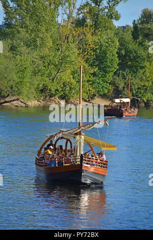 Ein traditionelles mit flachem Boden Kahn, lokal als Gabarre auf dem Fluss Dordogne, Frankreich bekannt. Für den Transport von Touristen auf dem seichten Fluss verwendet Stockfoto