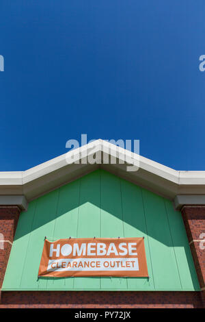 Warrington Zweig der Homebase wird jetzt als Clearance Outlet verwendet Stockfoto