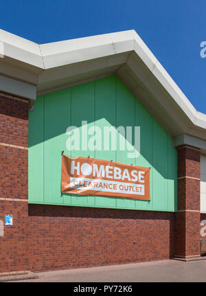 Warrington Zweig der Homebase wird jetzt als Clearance Outlet verwendet Stockfoto