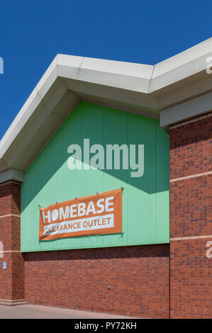 Warrington Zweig der Homebase wird jetzt als Clearance Outlet verwendet Stockfoto