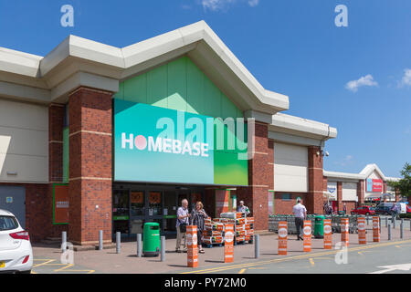 Warrington Zweig der Homebase wird jetzt als Clearance Outlet verwendet Stockfoto