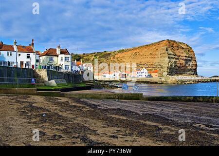 Erfassen von idyllischer sonniger Herbsttag entlang der malerischen Hafen von der North Yorkshire coast Dorf Staithes. Stockfoto