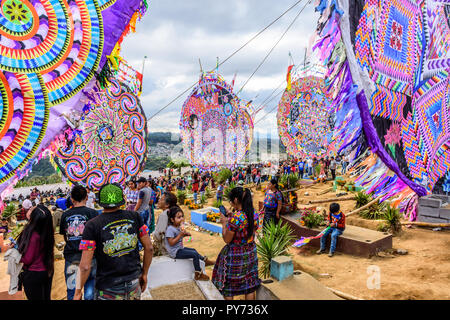 Santiago Sacatepequez, Guatemala - November 1, 2017: riesige Drachen unter Gräber bei Giant kite Festival im Friedhof zu Allerheiligen. Stockfoto