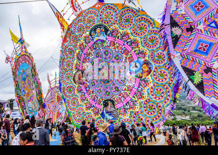 Santiago Sacatepequez, Guatemala - November 1, 2017: riesige Drachen Fest zu Ehren Geister der Toten in der Stadt Friedhof jedes Jahr zu Allerheiligen. Stockfoto