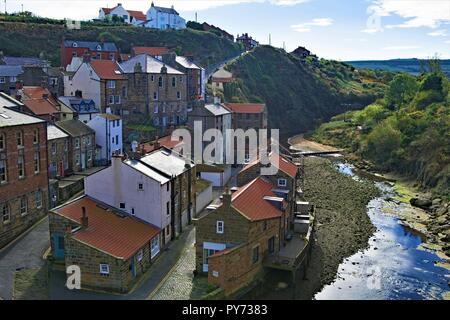 Die Erfassung der bunten und antiquierten Ruhe der North Yorkshire Fischerdorf, Staithes. Stockfoto