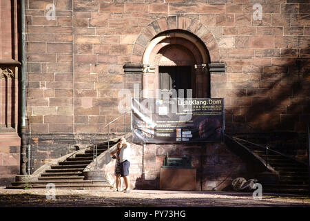 Worms, Deutschland - Oktober 13, 2018: Besucher und Touristen stehen vor dem Eingang der St. Peter's Kathedrale am 13. Oktober 2018 in Worms. Stockfoto