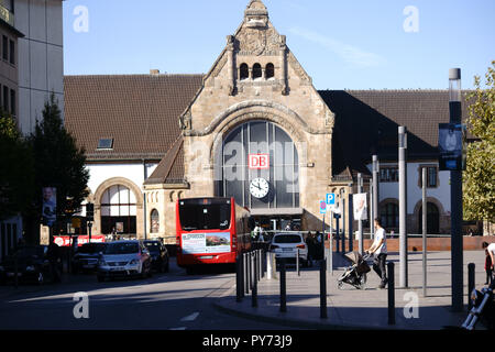 Worms, Deutschland - Oktober 13, 2018: Bus- und Straßenverkehr vor dem Hauptbahnhof am 13. Oktober 2018 in Worms. Stockfoto