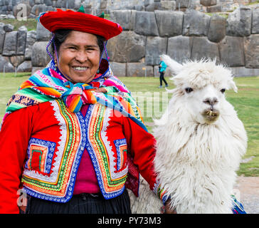 Peru Frau und Lama, einen Hut tragen und lächelnd closeup von Sacsayhuaman, Cusco, Cuzco, Peru, Südamerika. Stockfoto